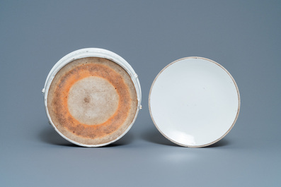 A Chinese qianjiang cai hat stand and a covered bowl, 19/20th C.