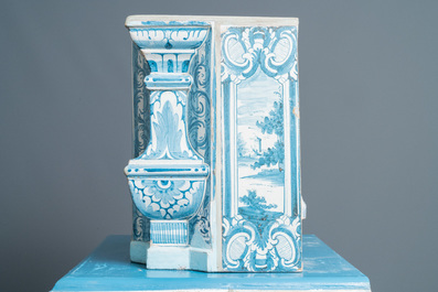 Een samengestelde stoof met blauw-witte kacheltegels, Neurenberg, Duitsland, 18e eeuw