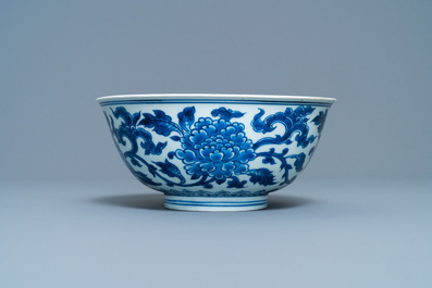 Een Chinese blauw-witte kom met pioenslingers, Xuande merk, Kangxi