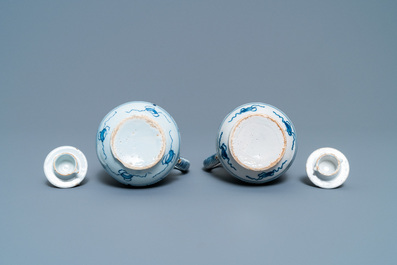 Een blauw-wit Delfts olie-en-azijnstel, 2e kwart 18e eeuw