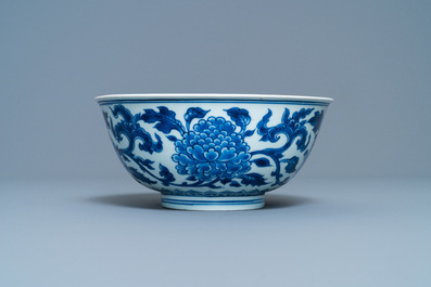Een Chinese blauw-witte kom met pioenslingers, Xuande merk, Kangxi