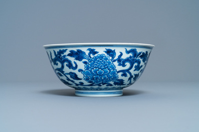 Een Chinese blauw-witte kom met pioenslingers, Xuande merk, Kangxi