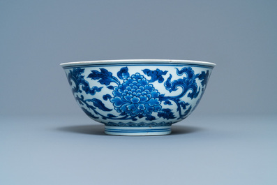 Een Chinese blauw-witte kom met pioenslingers, Xuande merk, Kangxi