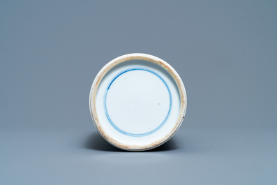 Een Chinese blauw-witte rouleau vaas met floraal decor, Kangxi
