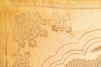 Trois panneaux en broderie de soie chinoise, 19&egrave;me