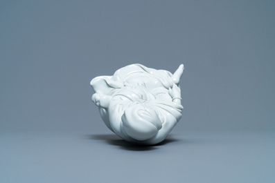 A Chinese Dehua blanc de Chine figure of Guanyin, 18/19th C.