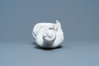 Een Chinese Dehua blanc de Chine figuur van Guanyin, Kangxi/Qianlong
