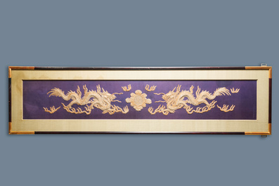 Trois panneaux en broderie de soie chinoise, 19&egrave;me