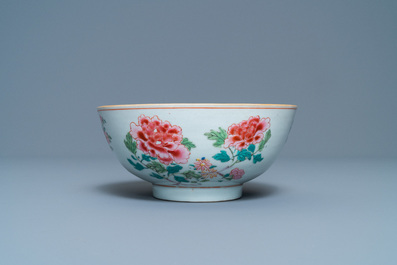 Een Chinese famille rose kom met floraal decor, Yongzheng