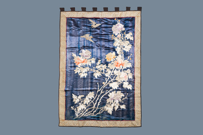 Trois panneaux en broderie de soie chinoise, 19&egrave;me