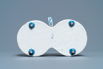 Een blauw-wit Delfts olie-en-azijnstel, 2e kwart 18e eeuw