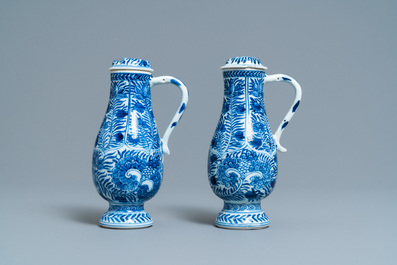 Une paire de verseuses couvertes en porcelaine de Chine en bleu et blanc, Kangxi