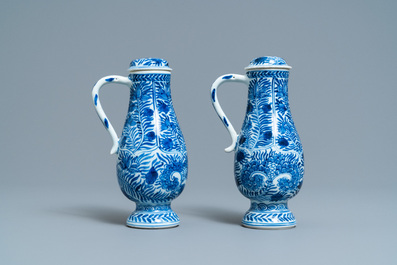 Une paire de verseuses couvertes en porcelaine de Chine en bleu et blanc, Kangxi