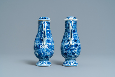 Une paire de verseuses couvertes en porcelaine de Chine en bleu et blanc, Kangxi