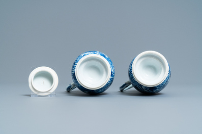 Une paire de verseuses couvertes en porcelaine de Chine en bleu et blanc, Kangxi