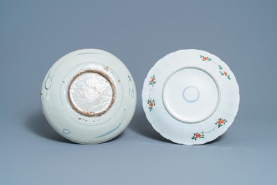 Vier Chinese blauw-witte, Imari-stijl en famille verte schotels, Ming en later