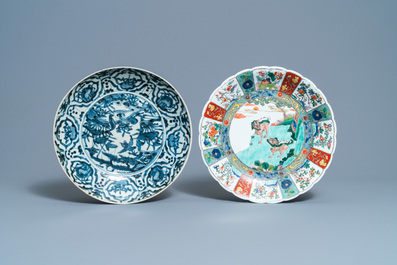 Vier Chinese blauw-witte, Imari-stijl en famille verte schotels, Ming en later