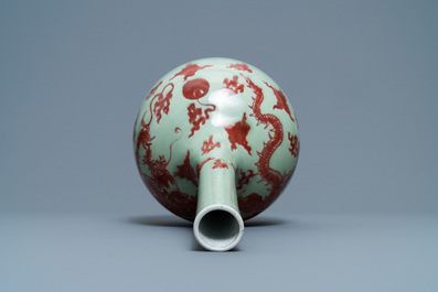 Een Chinese koperrode 'draken' vaas met celadon fondkleur, Kangxi