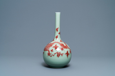 Een Chinese koperrode 'draken' vaas met celadon fondkleur, Kangxi