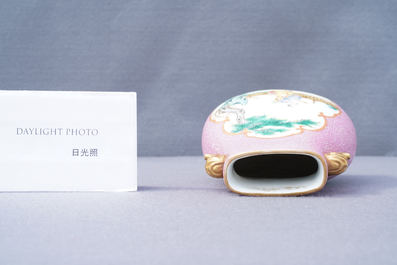 Een Chinese famille rose 'hu' vaas met roze fondkleur, Jiaqing merk, Republiek