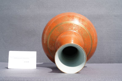 Een Chinese flesvormige vaas met verguld decor op koraalrode fondkleur, Guangxu merk en periode