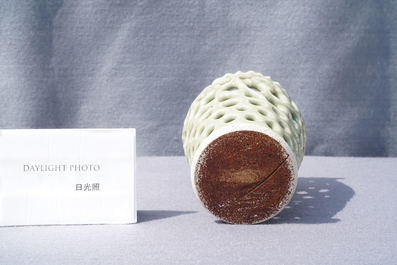 Een Chinese opengewerkte monochrome Longquan celadon penselenbeker, Ming