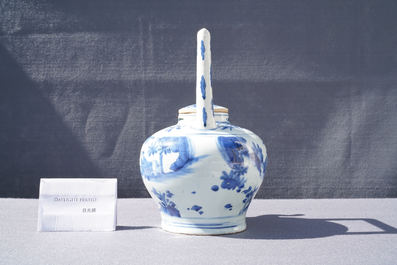 Une grande verseuse &agrave; vin couverte en porcelaine de Chine en bleu et blanc, &eacute;poque Transition