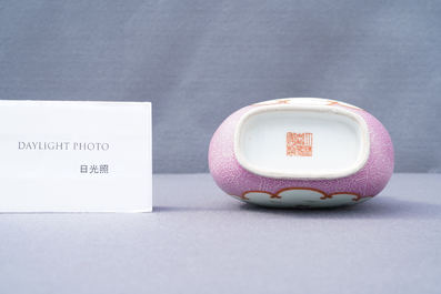 Een Chinese famille rose 'hu' vaas met roze fondkleur, Jiaqing merk, Republiek