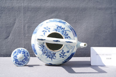 Une grande verseuse &agrave; vin couverte en porcelaine de Chine en bleu et blanc, &eacute;poque Transition