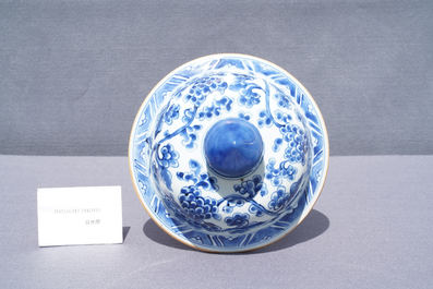 Een grote Chinese blauw-witte dekselvaas met floraal decor, Kangxi