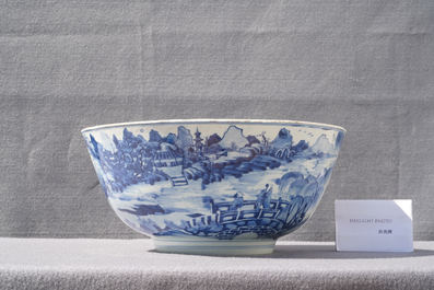 Een grote Chinese blauw-witte kom met figuren in een landschap, Kangxi