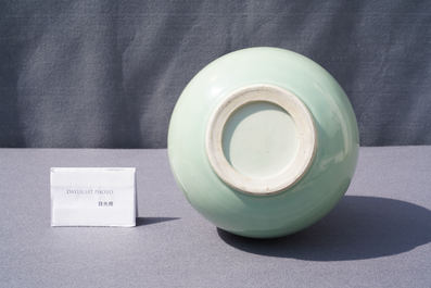 Een Chinese koperrode 'draken' vaas met celadon fondkleur, Kangxi