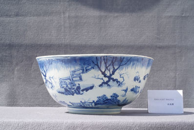 Een grote Chinese blauw-witte kom met figuren in een landschap, Kangxi