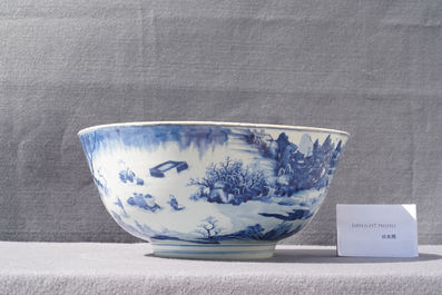 Een grote Chinese blauw-witte kom met figuren in een landschap, Kangxi