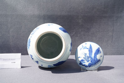 Un pot couvert en porcelaine de Chine en bleu et blanc &agrave; d&eacute;cor de figures dans un paysage, &eacute;poque Transition