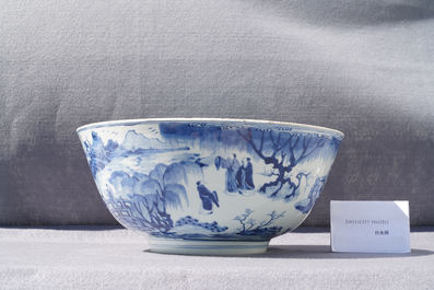 Een grote Chinese blauw-witte kom met figuren in een landschap, Kangxi