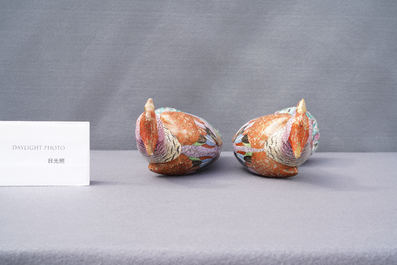 Une paire de mod&egrave;les de faisans en porcelaine de Chine famille rose, Qianlong