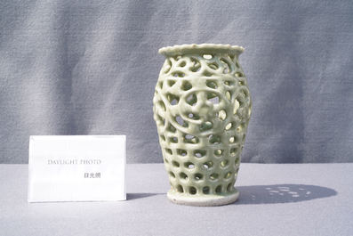Een Chinese opengewerkte monochrome Longquan celadon penselenbeker, Ming