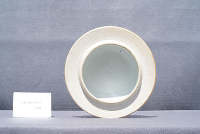 Een grote Chinese blauw-witte dekselvaas met floraal decor, Kangxi