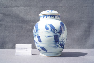 Un pot couvert en porcelaine de Chine en bleu et blanc &agrave; d&eacute;cor de figures dans un paysage, &eacute;poque Transition