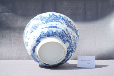 Een grote Chinese blauw-witte kom met figuren in een landschap, Kangxi