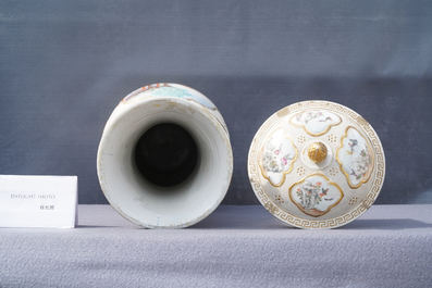 Een Chinese famille rose dekselvaas met mandarijns decor, Qianlong