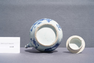 Une grande verseuse &agrave; vin couverte en porcelaine de Chine en bleu et blanc, &eacute;poque Transition