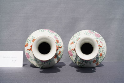 Een paar Chinese famille rose vazen met floraal decor, Jiaqing merk, 19e eeuw