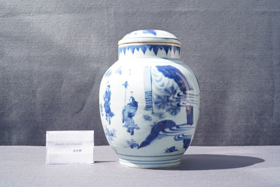 Un pot couvert en porcelaine de Chine en bleu et blanc &agrave; d&eacute;cor de figures dans un paysage, &eacute;poque Transition
