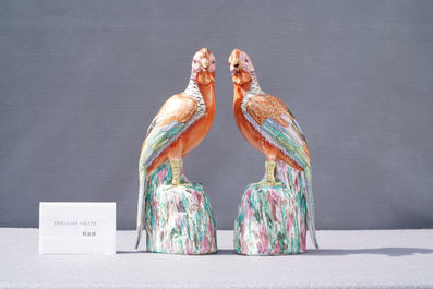 Une paire de mod&egrave;les de faisans en porcelaine de Chine famille rose, Qianlong