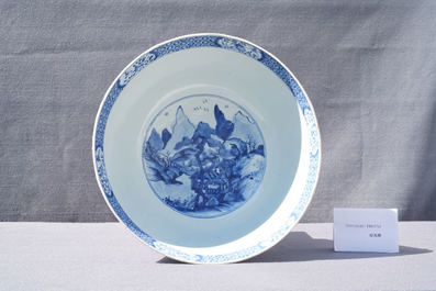 Een grote Chinese blauw-witte kom met figuren in een landschap, Kangxi