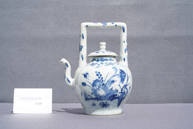 Une grande verseuse &agrave; vin couverte en porcelaine de Chine en bleu et blanc, &eacute;poque Transition