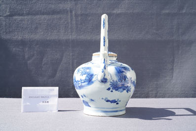 Une grande verseuse &agrave; vin couverte en porcelaine de Chine en bleu et blanc, &eacute;poque Transition