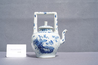 Une grande verseuse &agrave; vin couverte en porcelaine de Chine en bleu et blanc, &eacute;poque Transition